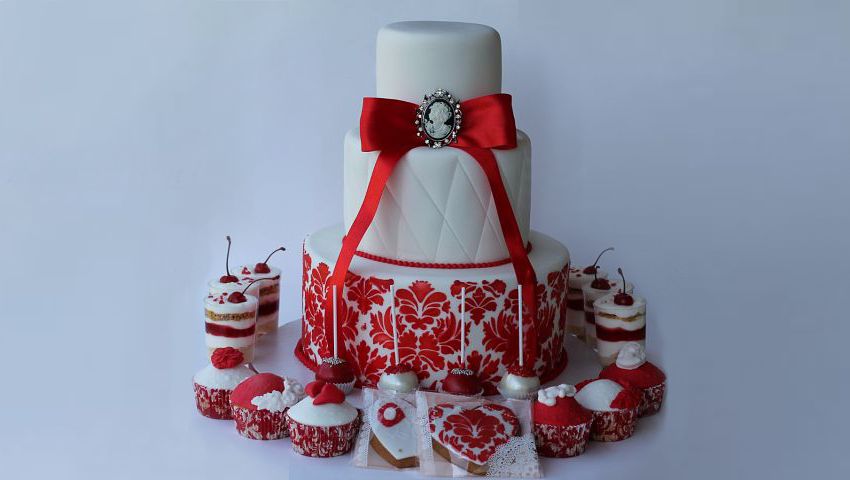 Красно-белый свадебный торт